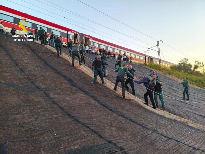 La Guardia Civil evacua con cuerdas a 390 personas atrapadas en un tren entre Picanya y Xirivella