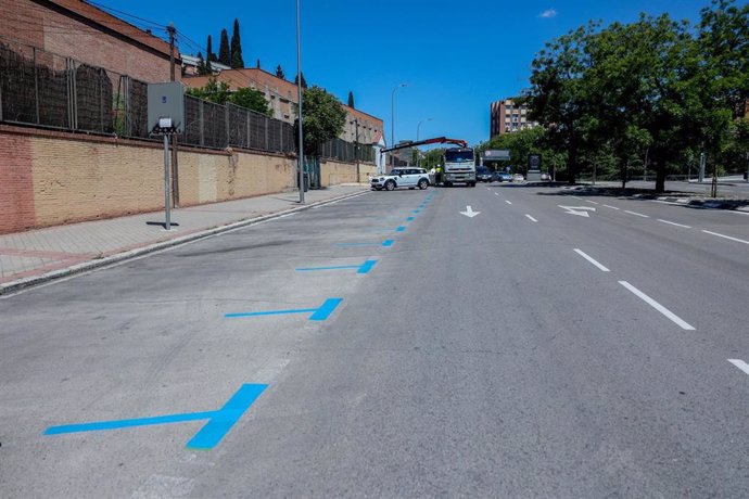Archivo - Una calle con zona azul, a 7 de mayo de 2024, en Madrid (España). 