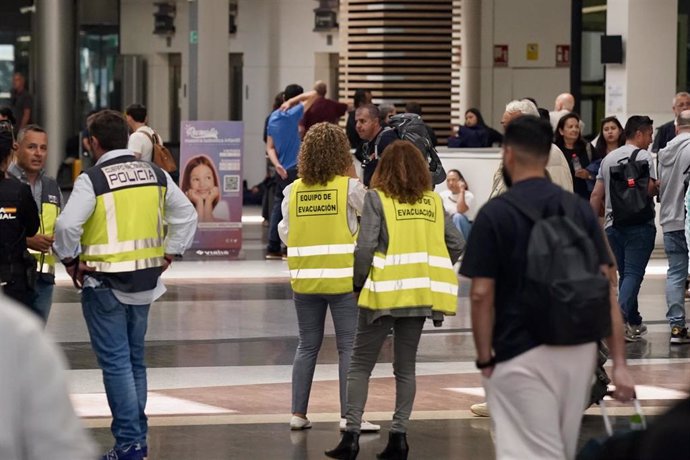 Caos de pasajeros en la estación ferroviaria de Málaga María Zambrano durante el apagón eléctrico generalizado. A 28 de abril de 2025, en Sevilla (Andalucía, España). 