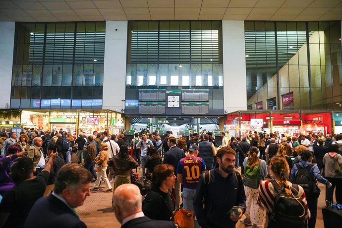 Numerosas personas esperan en la estación de trenes de Santa Justa el día después del apagón generalizado. A 29 de abril de 2025, en Sevilla (Andalucía, España)