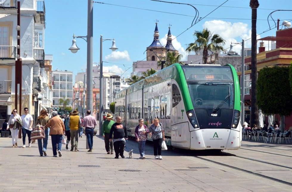 Archivo - Imagen del Trambahía circulando por San Fernando en una imagen de archivo. 
