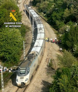 Viajeros evacuados en un tren detenido a tres kilómetros de Bembibre.