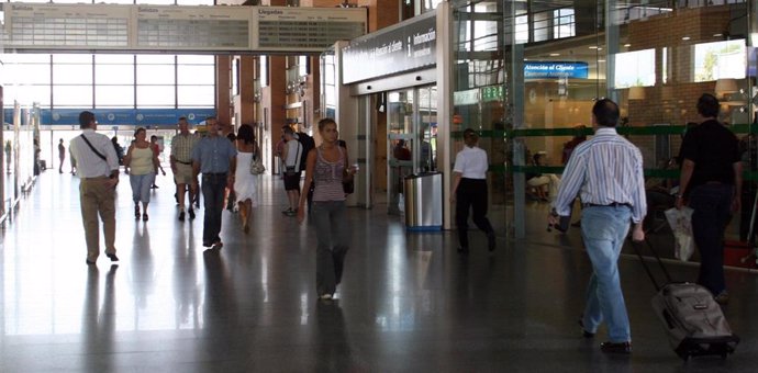 Archivo - Pasajeros del AVE en la Estación de Cordoba