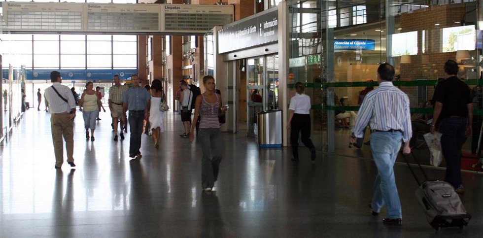 Archivo - Pasajeros del AVE en la Estación de Cordoba