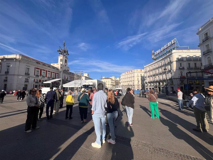 Los turistas aparecen de nuevo en Sol tras el apagón masivo sufrido en España.