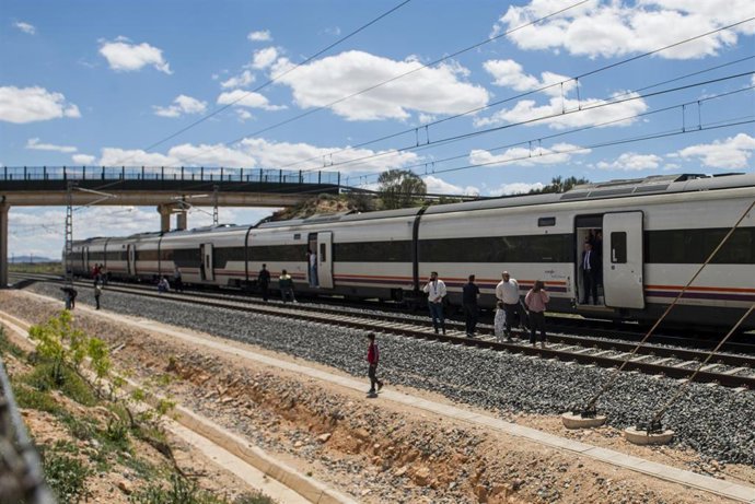 Apagón general. Línea tren, a la altura de Chinchilla de Montearagón. Albacete, Castilla-La Mancha.