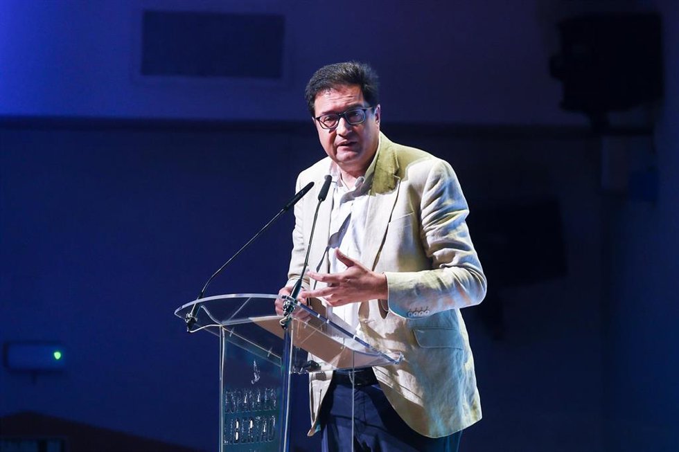El ministro para la Transformación Digital y de la Función Pública, Óscar López, interviene durante la clausura del acto Conquistas del pasado, derechos del presente, en el Teatro Monumental, a 26 de abril de 2025, en Madrid (España).