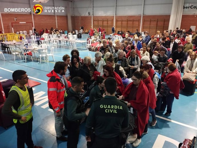 Los pasajeros del AVE detenidos en Zaidín han sido alojados en el pabellón municipal.