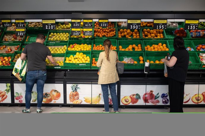 Varias personas realizan la compra en un supermercado tras el apagón eléctrico en Madrid