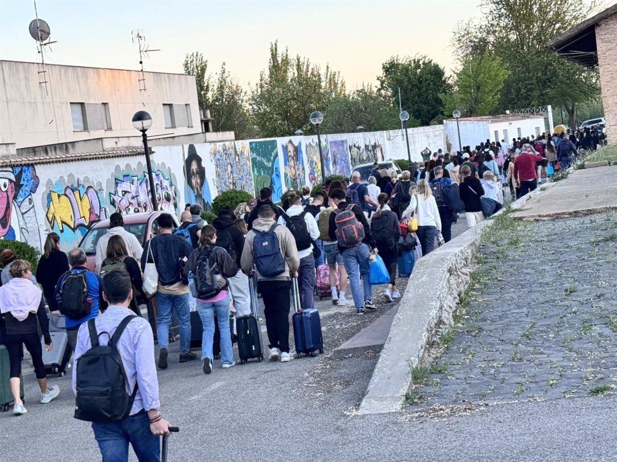 Malagón refugia en su pabellón polideportivo a casi 300 viajeros de un tren varado por el apagón