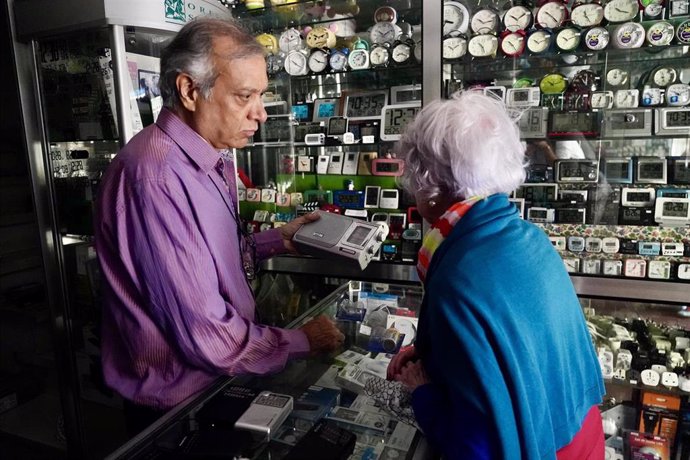 Una persona compra una radio en un establecimiento durante el apagón eléctrico generalizado. A 28 de abril de 2025, en Sevilla (Andalucía, España). Un apagón eléctrico ha asolado España, Portugal y parte de Francia a las 12.30h. de la mañana. Sin saber aú
