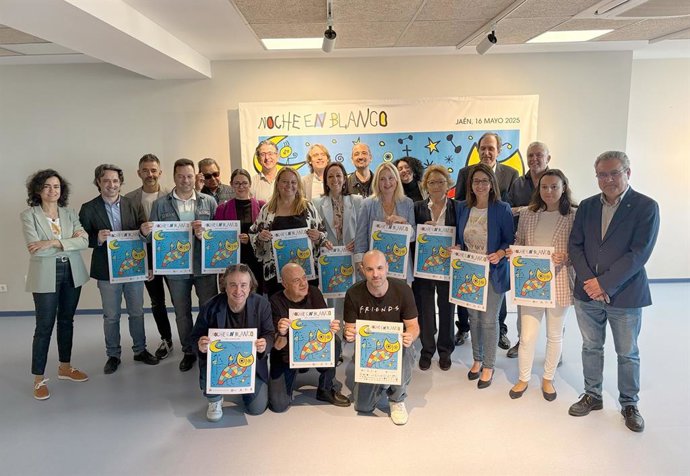 Foto de familia de representantes institucionales y de las entidades colaboradoras