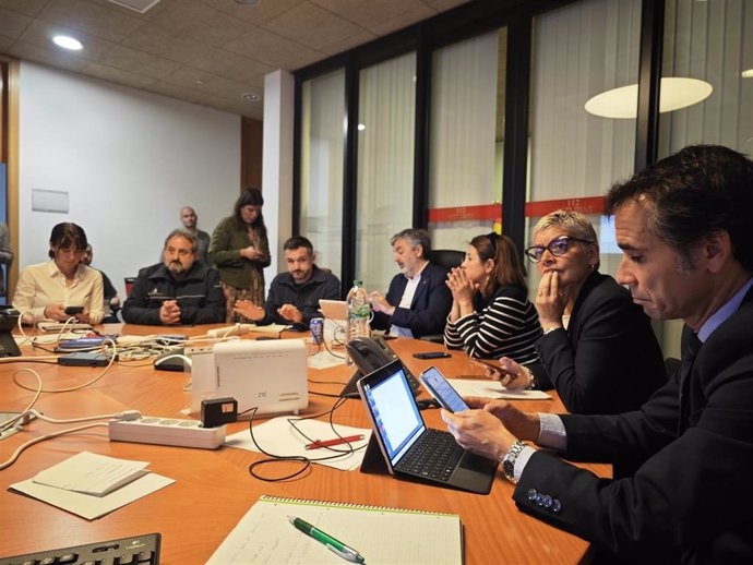 La delegada del Gobierno en Asturias, Adriana Lastra, y el consejero de Gestión de Emergencias, Alejandro Calvo, presiden la reunión del comité de crisis por el apagón en la sede del 112 de Asturias.