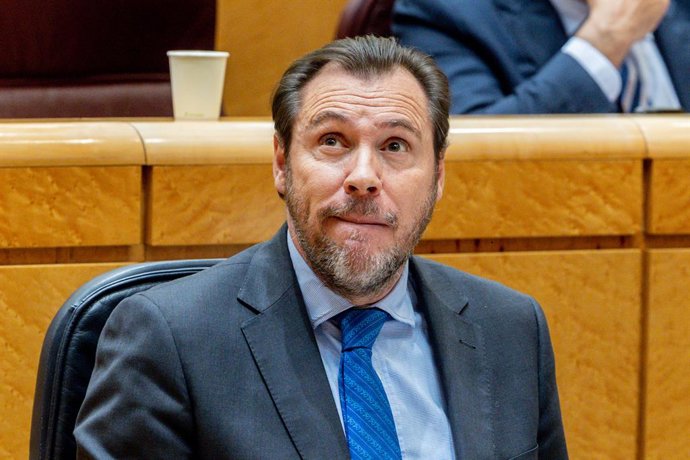 O Ministro dos Transportes e Mobilidade Sustentável, Óscar Puente, e a Ministra da Educação, Formação Profissional e Esportes, Pilar Alegría, durante uma sessão de controle do governo no Senado, em 22 de abril de 2025, em Madri (Espanha). O governo res