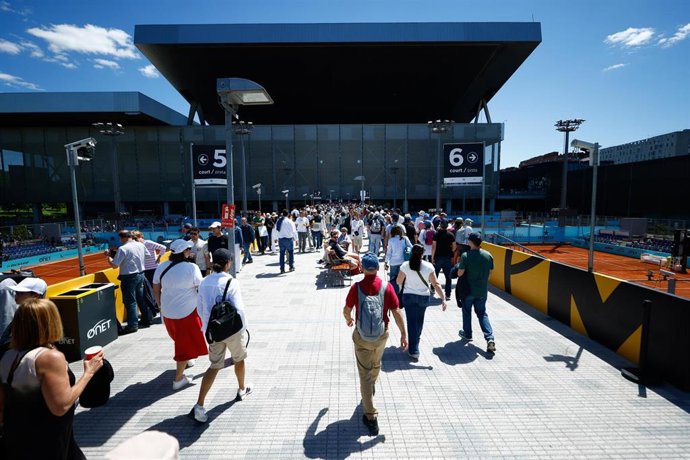La gente en los alrededores de la Caja Mágica durante el apagón del lunes en España