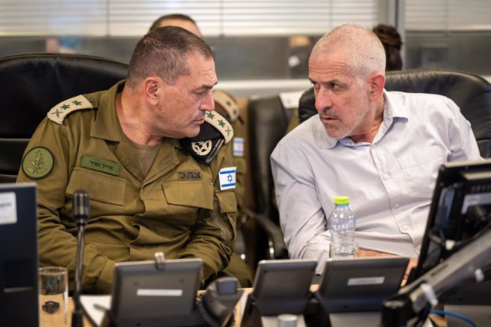 Archivo - JERUSALEM, March 18, 2025  -- Eyal Zamir (L), Israeli military Chief of Staff, and Ronen Bar, head of the Shin Bet internal security service, command the airstrikes in Gaza at the underground operations center of Israeli Air Force, Israel, on Ma