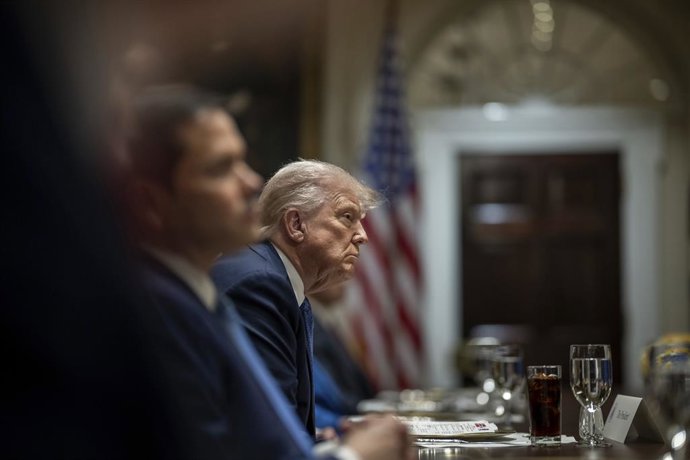 24 de abril de 2025, Washington, Dc, Estados Unidos: O presidente dos EUA, Donald Trump, à esquerda, ouve o primeiro-ministro norueguês Jonas Gahr Store, durante um almoço bilateral na Sala do Gabinete da Casa Branca, em 24 de abril de 2025, em Washington