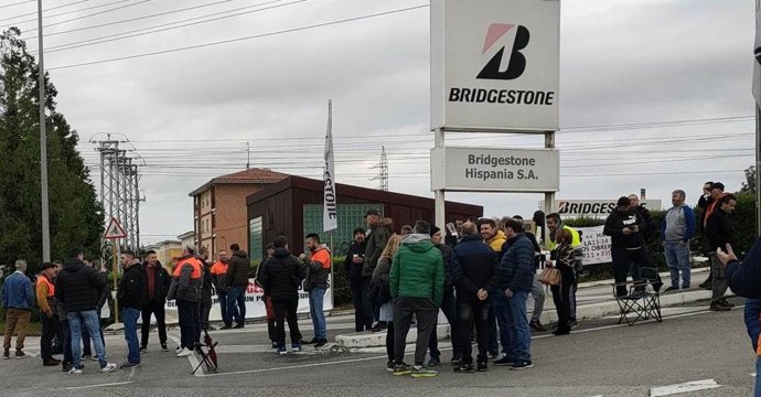 Cuarto día de huelga en la fábrica de Bridgestone en Puente San Miguel