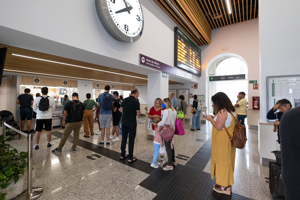 Varias personas hacen cola para adquirir un abono gratuito en la estación de trenes, a 24 de agosto de 2022, en Santiago de Compostela, A Coruña, Galicia, (España). Los usuarios de Renfe en Galicia pueden adquirir desde hoy los abonos gratuitos.