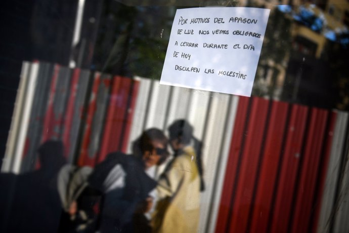 Cartel informativo sobre el cierre de un negocio en Madrid durante el apagón que dejó a España sin red eléctrica, a 28 de abril de 2025, en Madrid.