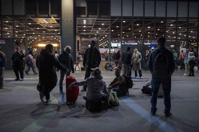L'estació de Sants durant la nit