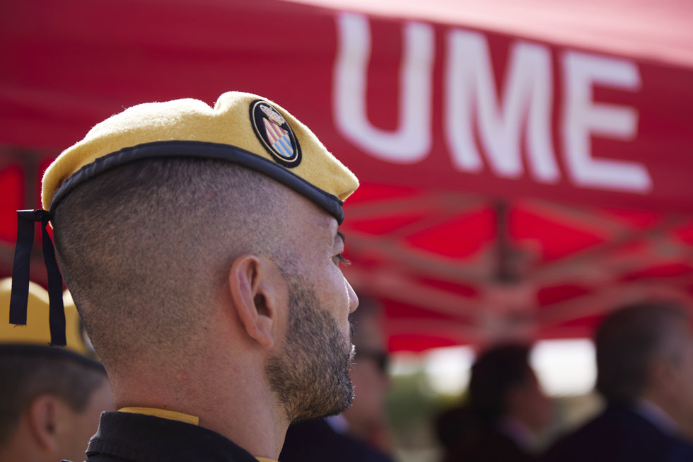 Detalle de un militar con la la palabra UME. Archivo
