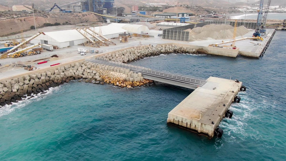Los puertos de Almería y Carboneras reanudan su actividad tras el apagón