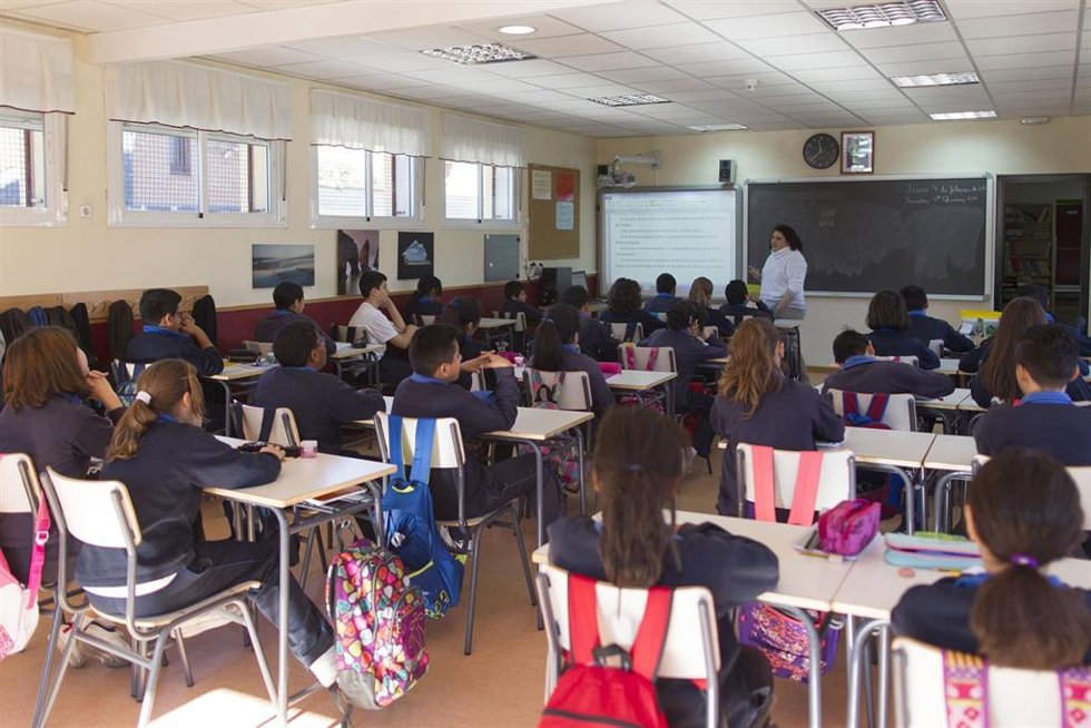 Archivo - Varios alumnos en un aula de un colegio en Madrid.