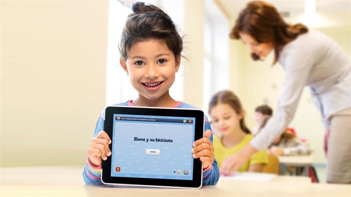 Una niña con el test de comprensión lectora.