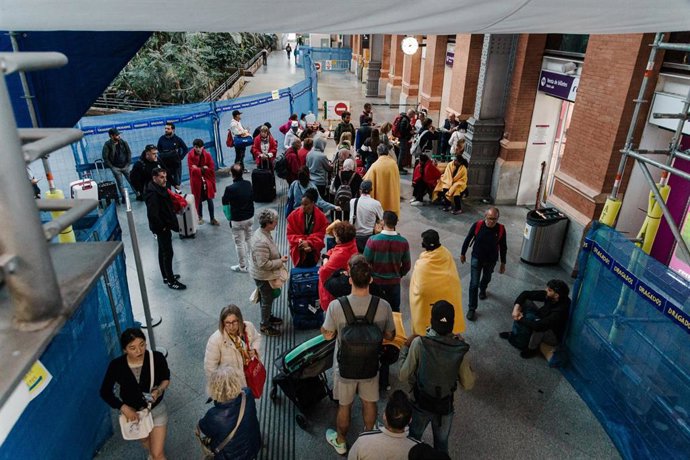Varias personas esperan con mantas en la estación de Atocha-Almudena Grandes, a 29 de abril de 2025, en Madrid (España).