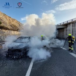 Efectivos del CPB intervienen en un incendio de un vehículo en la A-7, en Torremolinos