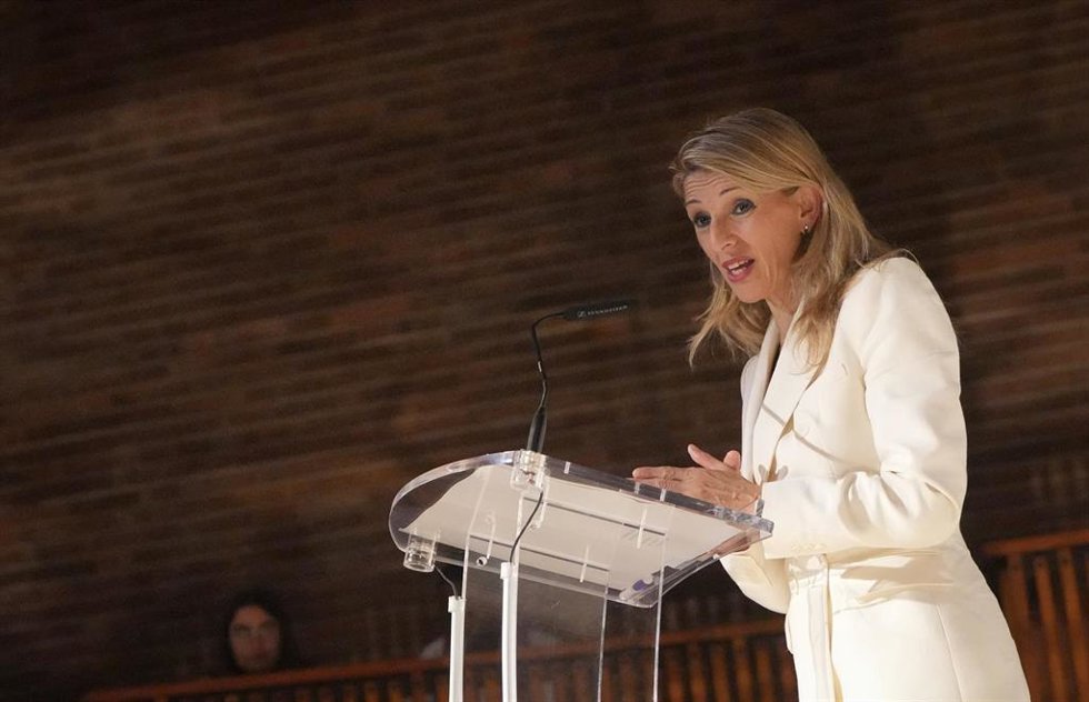 La vicepresidenta segunda y ministra de Trabajo y Economía Social, Yolanda Díaz, participa en la jornada La Dignidad del Cuidado y de las Cuidadoras: Un Diálogo a Tres Voces, a 9 de abril de 2025, en Deusto, San Sebastián, País Vasco (España).