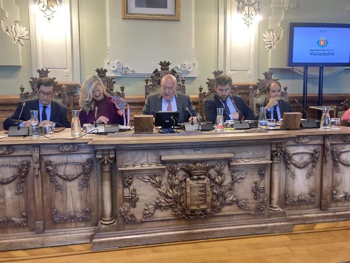 Jesús Julio Carnero preside un pleno municipal.