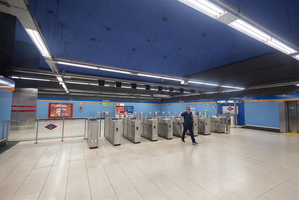 Archivo - Andén de la estación de Metro de la Línea 7