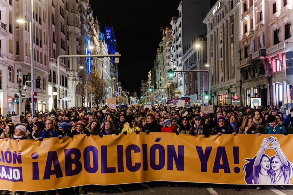 Archivo - Centenares de personas durante la manifestación convocada por el Movimiento Feminista de Madrid por el Día Internacional de la Mujer, a 8 de marzo de 2024, en Madrid (España).