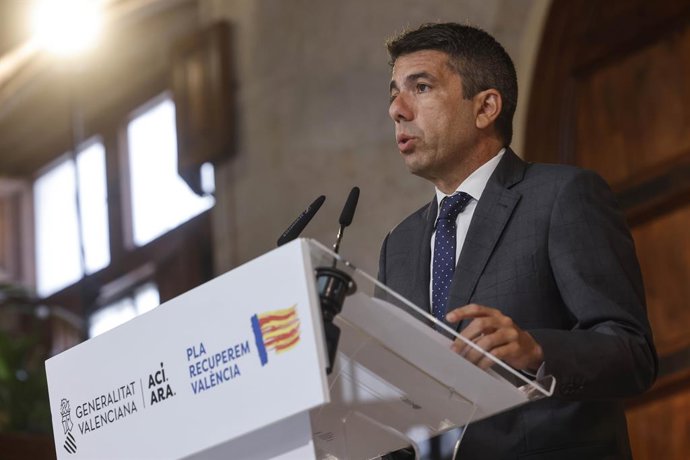 Mazón en una declaració institucional en el Palau de la Generalitat per a informar de l'apagada del subministrament elèctric