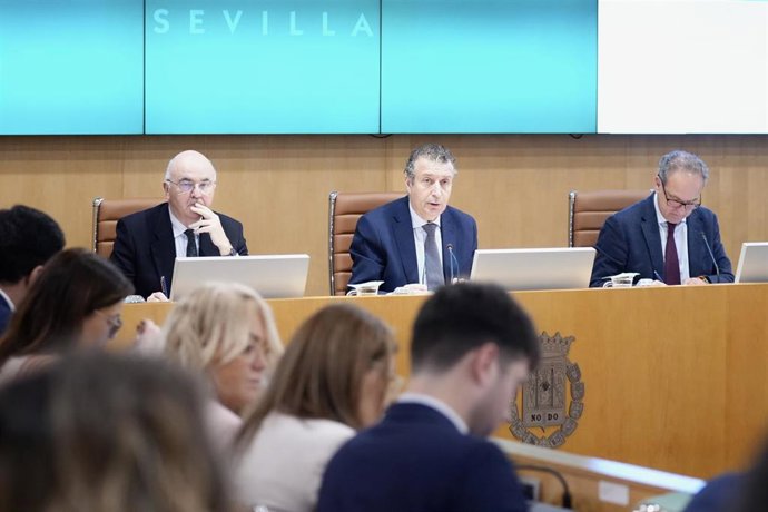 Archivo - El presidente de la Diputación de Sevilla, Javier Fernández, durante el Pleno ordinario de la Diputación Provincial. A 27 de marzo de 2025, en Sevilla (Andalucía, España). La Diputación de Sevilla, gobernada por el socialista Javier Fernández, h