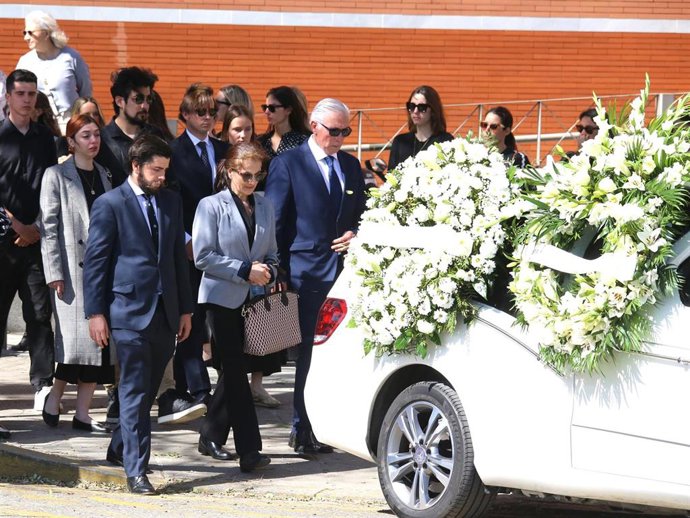 Emilio Gomariz, Charo y Francisco, prometido y padres de la joven, en el funeral de Belén Domínguez este lunes en Sevilla tras el fallecimiento de la joven a causa de un cáncer de médula