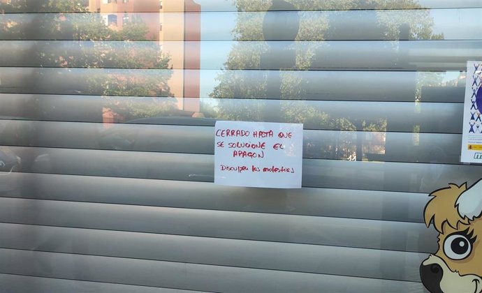 Un supermercado cerrado en Oviedo por el apagón.