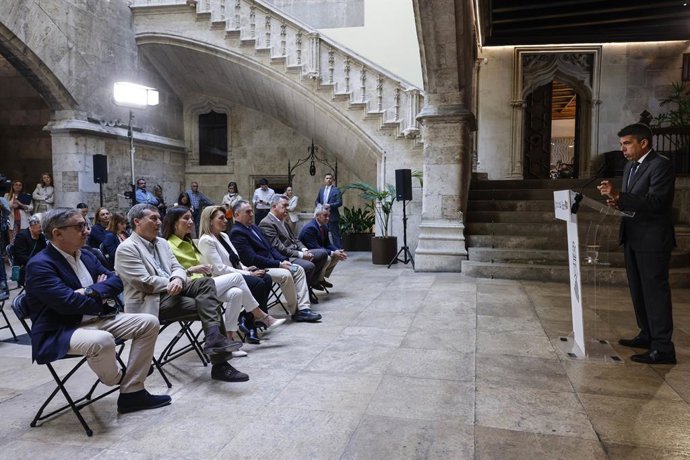 O presidente da Generalitat Valenciana, Carlos Mazón, aparece para atualizar as informações sobre a Comunitat por ocasião do corte de energia, em 29 de abril de 2025, em Valência (Espanha). A Comunidade Valenciana recupera a