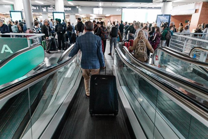 Varias personas esperan en la estación de Atocha-Almudena Grandes, a 29 de abril de 2025, en Madrid (España). 