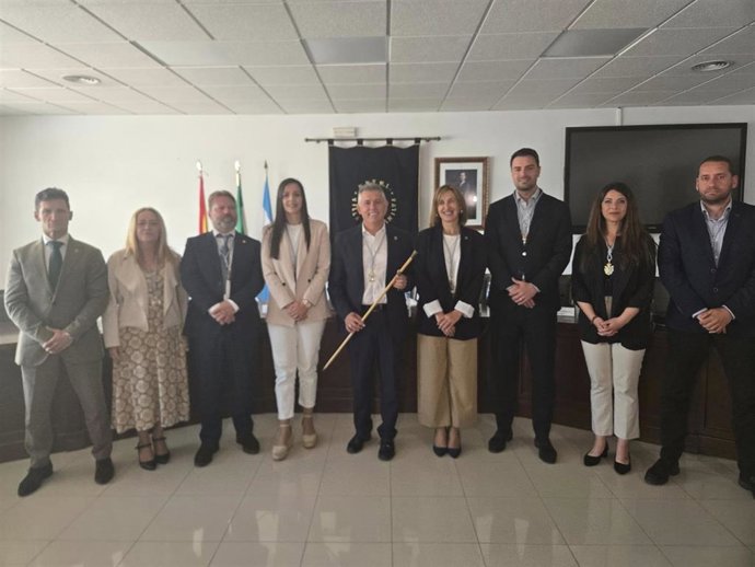 Mario Jiménez sostiene el bastón de mando como nuevo alcalde de Manilva gracias a la moción de censura presentada por los cinco ediles de su grupo, Compromiso Manilva, y los cuatro exediles de IU del grupo Por Andalucía Manilva.