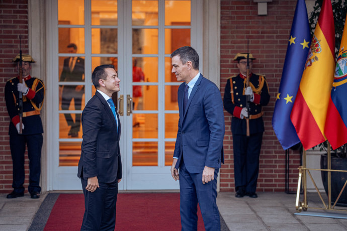El presidente de la República de Ecuador, Daniel Noboa Azín (i) y el presidente del gobierno, Pedro Sánchez (d), conversan antes del encuentro que han mantenido, en el Palacio de la Moncloa, a 24 de enero de 2024, en Madrid (España).