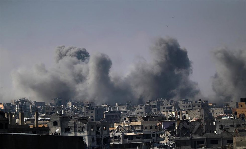 Columnas de humo tras varios bombardeos del Ejército de Israel contra el barrio de Al Tufá, en el este de la ciudad de Gaza, situada en el norte de la Franja de Gaza (archivo)