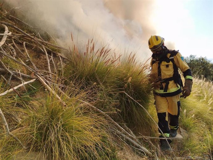 Archivo - Imagen de archivo de un bombero en un incendio forestal de Baleares