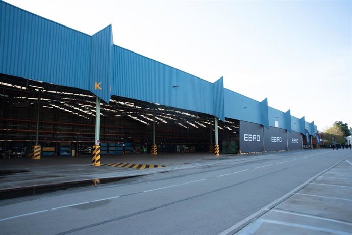 Archivo - Fachada de la planta de producción de Ebro de la Zona Franca