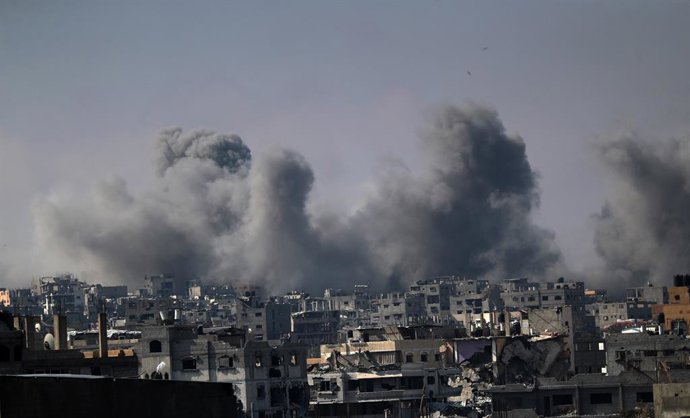 Colunas de fumaça após vários bombardeios do exército israelense no bairro de Al Tufa, no leste da Cidade de Gaza, no norte da Faixa de Gaza (arquivo).