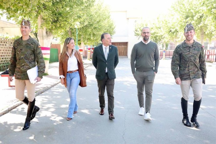 El alcalde de Talavera, José Julián Gregorio, con miembros de la Guardia Real.