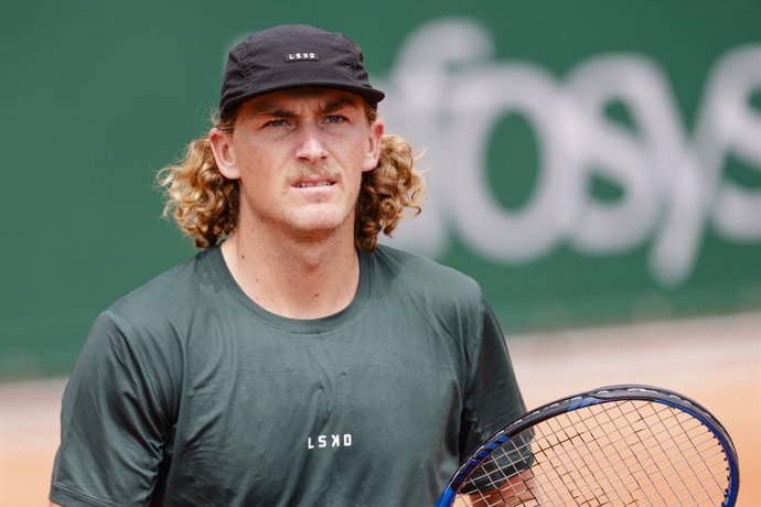 Archivo - FILED - 27 May 2024, France, Paris: Australian tennis player Max Purcell in action against Germany's Henri Squire during their men's singles first round match of the French Open tennis Tournament in Paris. Purcell will not be allowed to particip