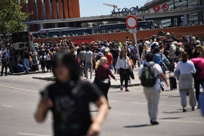 Viajeros en la estación de trenes de Madrid Puerta de Atocha, esperan noticias sobre el apagón que paralizó la red ferroviaria en Madrid, a 28 de abril de 2025
